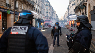 El principal equipo de fútbol de Francia acata la orden de la policía de cambiar la fecha del partido del domingo; los propietarios de los Saints y los Steelers se reúnen con Macron