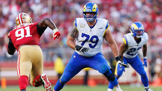 Rob , exjugador de la línea ofensiva de los Rams de Los Ángeles de la Los , caza y mata a un oso gigantesco en Alaska