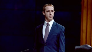 Reseña de «The Social Reckoning»: Zuckerberg y « Facebook » son los villanos de esta basura moralista disfrazada de drama periodístico