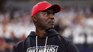 Todd Bowles, entrenador de los Buccaneers, sufre un susto de salud tras recibir un golpe con el casco en el estómago durante una celebración