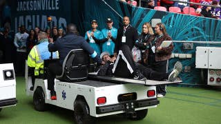 NFL El juez de línea se arrodilla y parece rezar después de que el árbitro se desmayara durante el partido entre los Jaguars y losTexans , en Londres