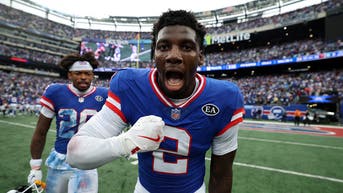 La intercepción de Deonte Banks, que acabó en touchdown tras un recorrido de 98 yardas en la última jugada, aupa a los Giants al liderato de la División Este de l NFC : - Fox News