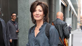 Amy Grant's emotional account of doctors and nurses singing outside Dolly Parton's hospital room - Fox News