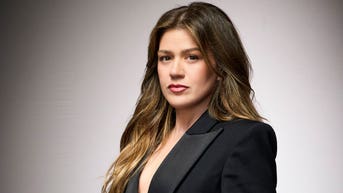 Kelly Clarkson 'has put us in danger,' Brooklyn store owner claims as bird's price tag soars to $15M - Fox News