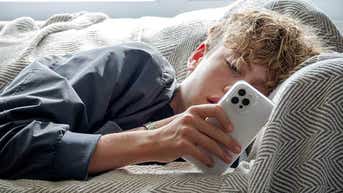 Dr Drew Pinsky likens smartphones to a 'crack pipe' in warning over behavioral addictions - Fox News