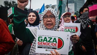 Eslóganes ya escritos, pancartas prefabricadas: una investigación de FOX desvela quién está detrás de las protestas - Fox News
