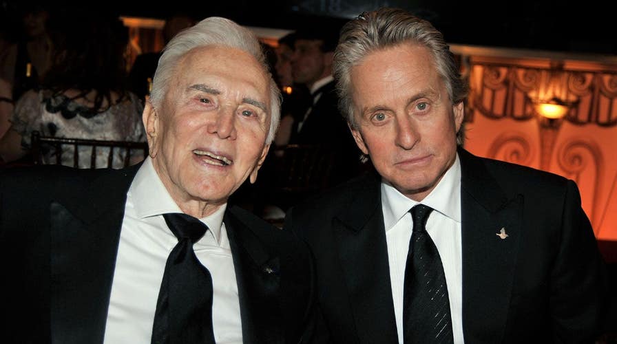 Ana Navarro le cuenta a Michael Douglas la razón principal por la que sigue identificándose como republicana
