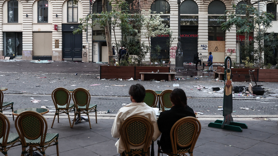 couple-watching-paris-riots.png