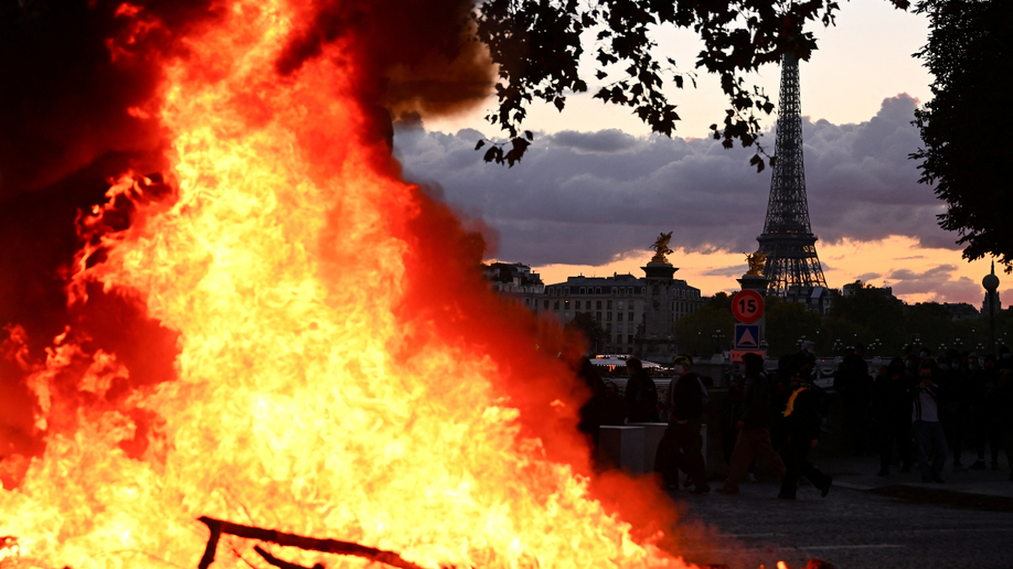 eiffel-tower-fire.png