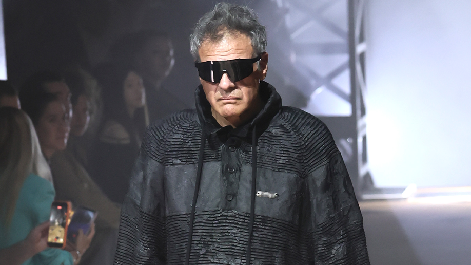 Foto de Kiriakou, de « John », en la pasarela