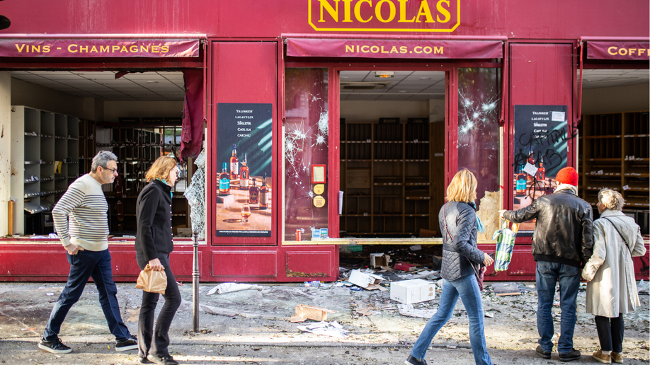 looting-french-store.png