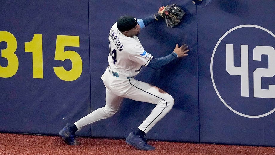 Rays' Chandler Simpson crashes face first into wall while making incredible catch in World Series vs Brewers