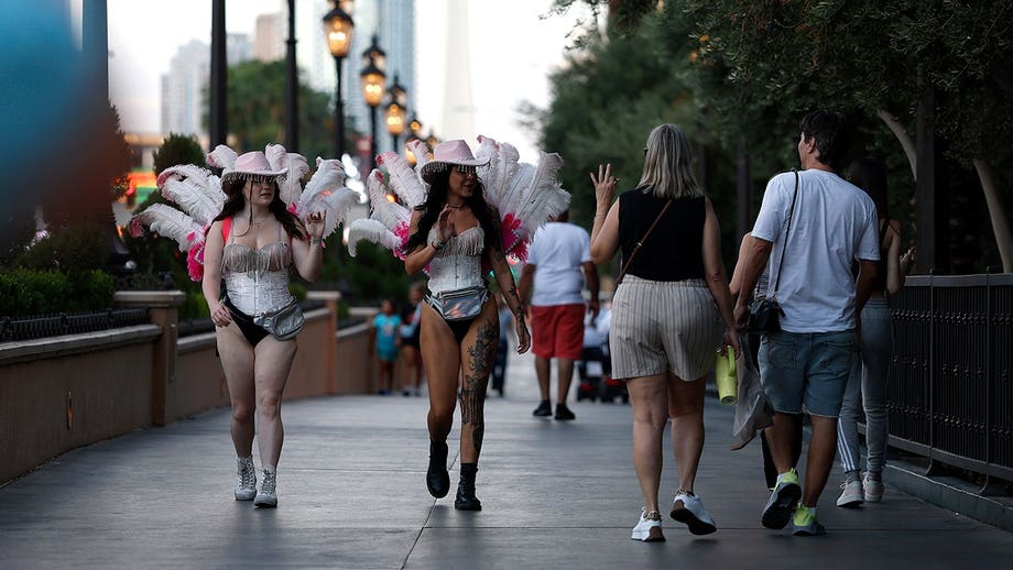 Las Vegas takes aim at notorious tourist trap as warnings appear along iconic Strip