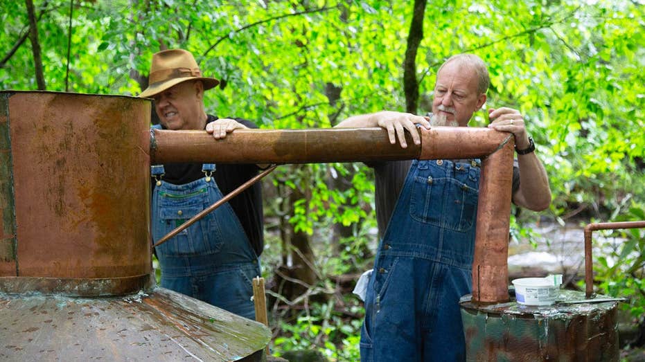 'Moonshiners' stars challenge notorious warning that outlaw liquor can make you go blind