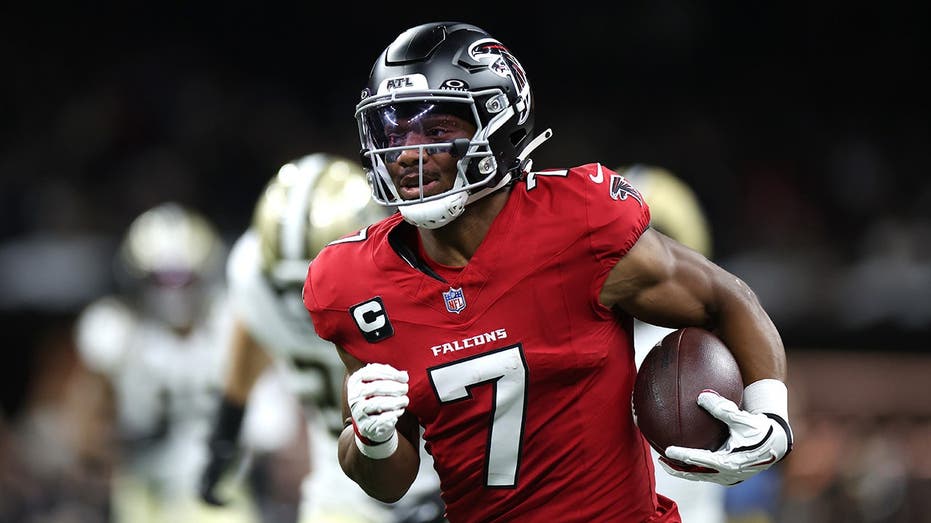 Falcons turn primetime doubters into believers behind Bijan Robinson’s back-to-back masterpieces