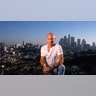 Patrick Stewart posando para una foto en el Dodger Stadium en abril de 1990.