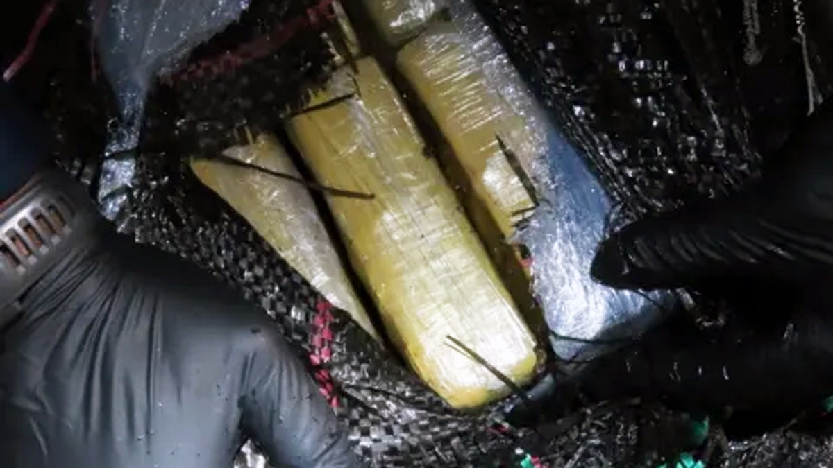 अमेरिकी तट रक्षक दल जब्त कोकीन प्रदर्शित करते हुए