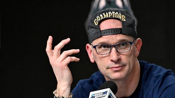 Dan Hurley's UConn Stranded Without A Flight To Arizona After Technical Problems With Plane