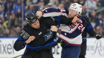 Ryan Reaves Dislocates Finger In Fight, Pops It Back In, Doesn't Miss A Shift - Fox News